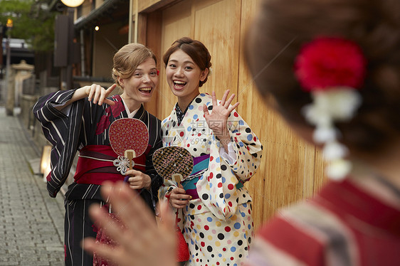 年轻美女与外国友人和服体验图片