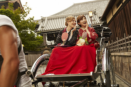 年轻美女带外国友人乘坐人力车图片