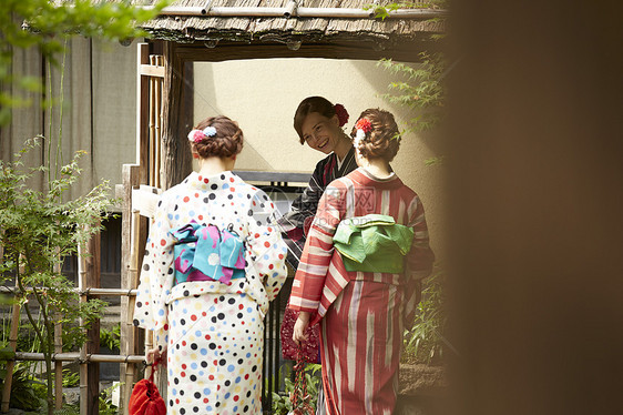 年轻美女与外国友人体验和服旅行图片