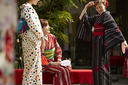 年轻美女与外国友人和服体验图片