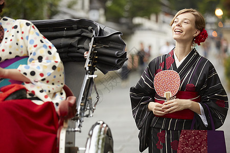 外国美女身穿和服观光古都图片