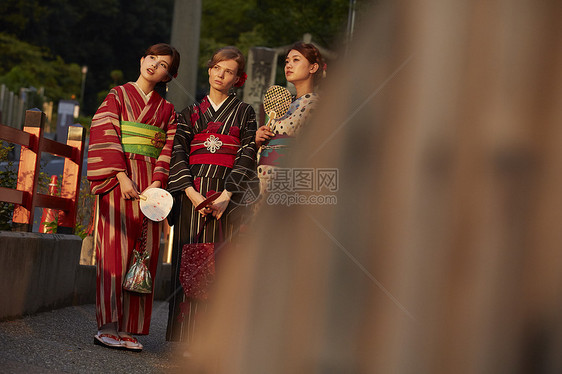 年轻美女与外国友人体验和服旅行图片