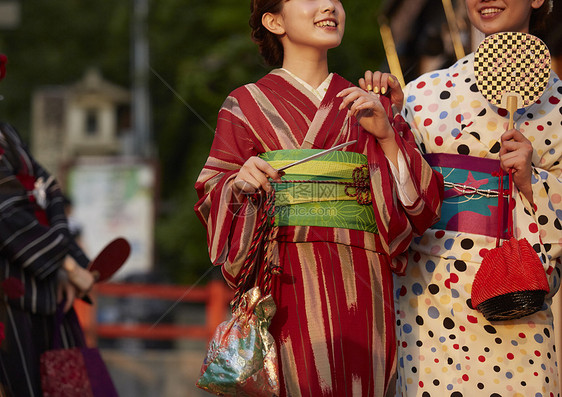 身着和服的年轻美女闺蜜图片