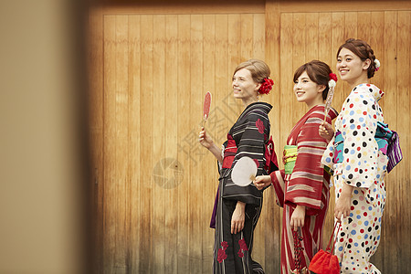 三位穿着和服的女性游客图片