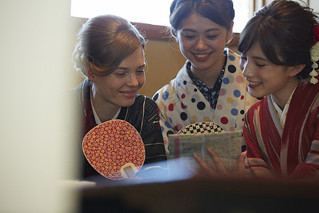 三位女性游客看地图图片