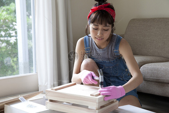 空闲时间diy手工的居家女性图片