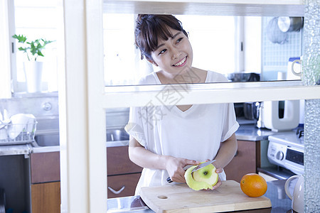厨房水果削皮的居家女性图片