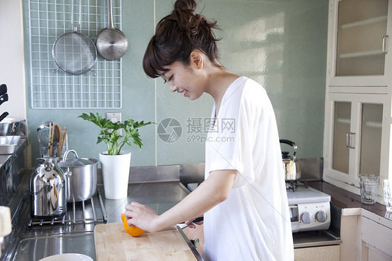 厨房切水果的居家女性图片