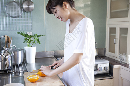 厨房切水果的居家女性图片