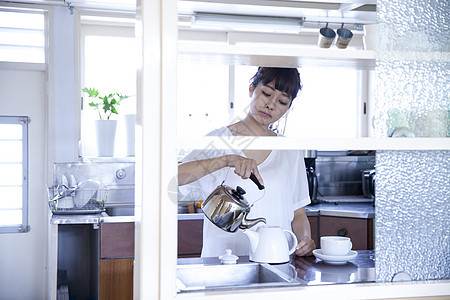 厨房冲泡咖啡的居家女性图片