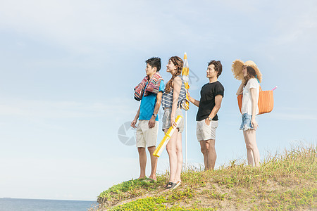 青年朋友海边享受夏天图片