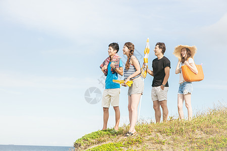 海边享受夏天的青年人图片