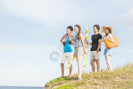 青年男女旅游度假享受夏天图片