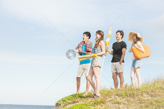 青年男女旅游度假享受夏天图片