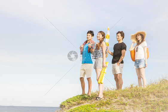 青年男女旅游度假享受夏天图片