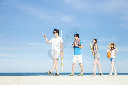 青年男女旅游度假享受夏天图片