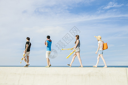 青年男女旅游度假享受夏天图片