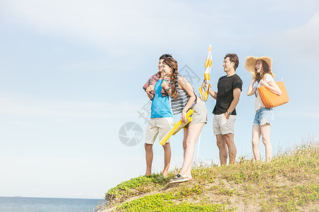 4人夏日海边聚会图片