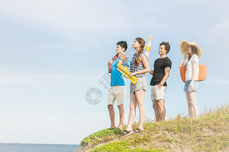 4人夏日海边聚会图片