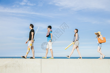 男人和女人在海边享受夏天时光图片