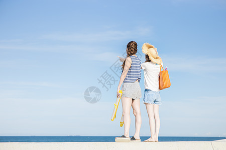 女人在海边享受夏天时光图片