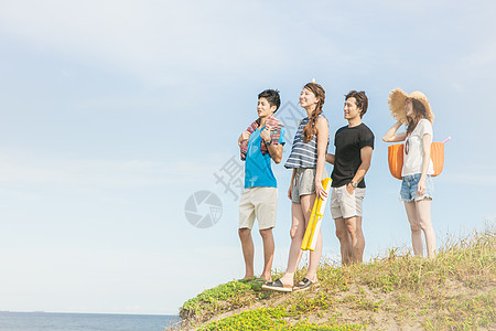 男人和女人在海边享受夏天时光图片