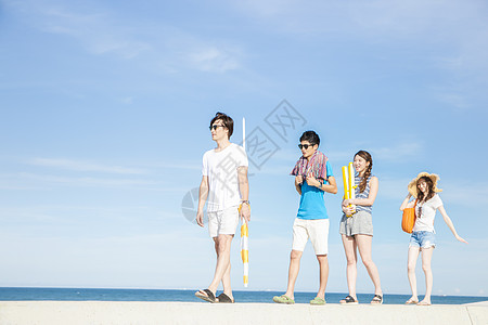 男人和女人在海边享受夏天时光图片