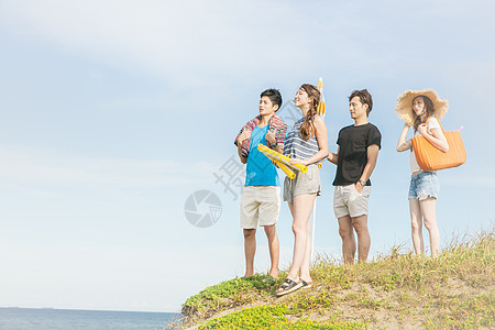 男人和女人在海边享受夏天时光图片