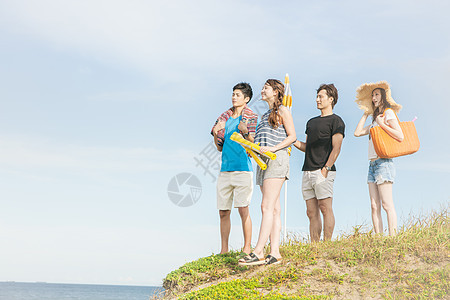 男人和女人享受夏天海边的快乐时光图片