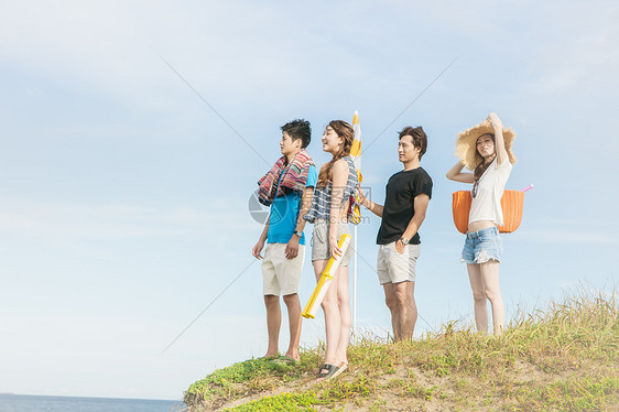 男人和女人享受夏天海边的快乐时光图片