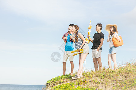 4人夏日海边聚会图片