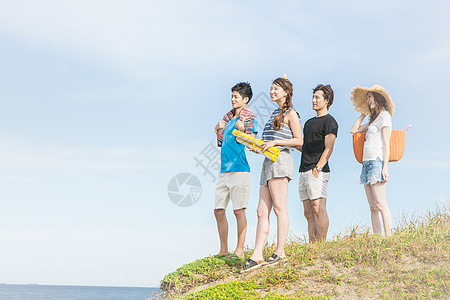 4人夏日海边聚会图片