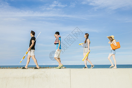 4人夏日海边聚会图片