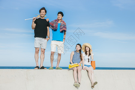 4人夏日海边聚会图片