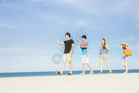 夏日海边旅游的4人图片