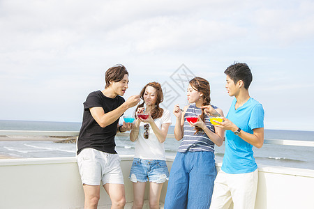 夏日海边度假村旅游的4人图片