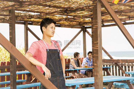 海边兼职打工的男店员图片