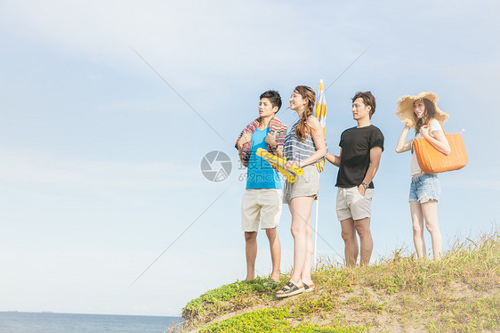 夏日海边旅游的4人图片