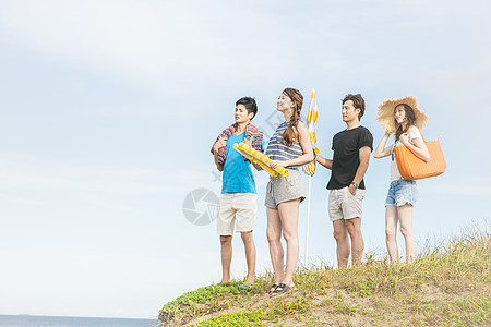 夏日海边旅游的4人图片