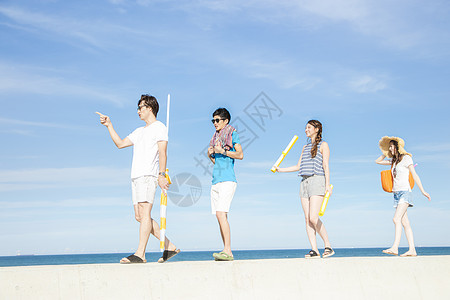 青年男女旅游度假享受夏天图片