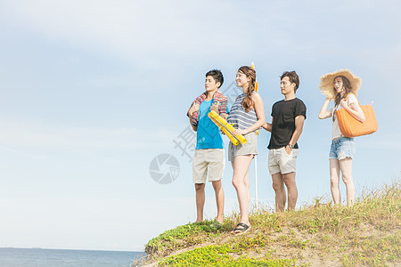 青年男女旅游度假享受夏天图片