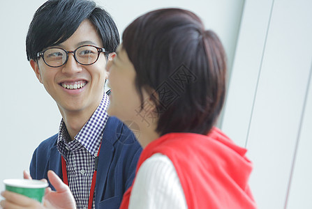 和女生谈笑的眼镜男性图片