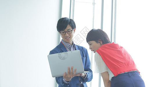 男生为女生展示笔记本的内容图片