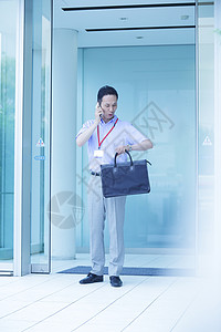 赶时间上班图片