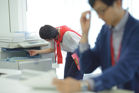 职场女性打印文件图片