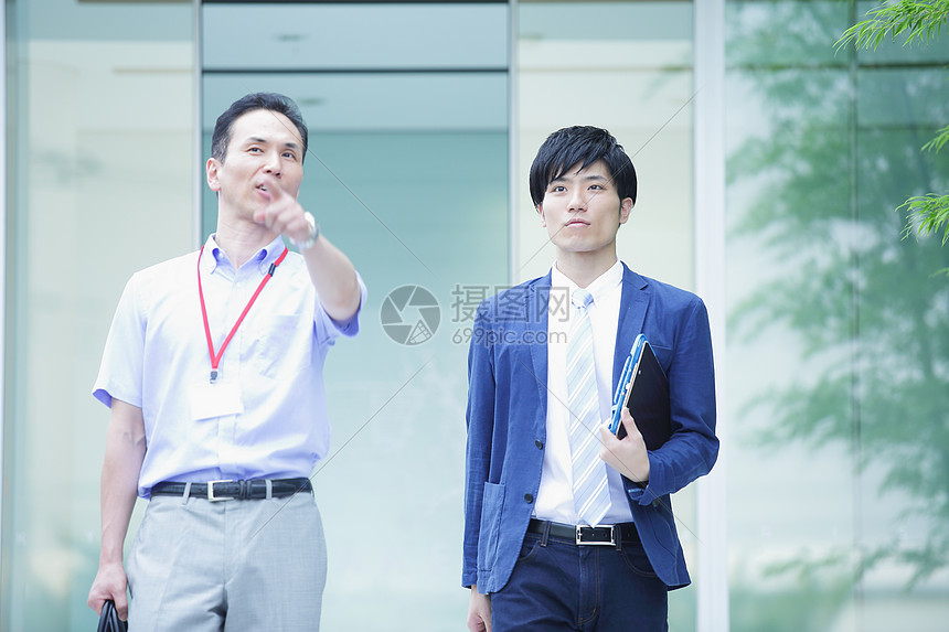 办公楼外行走的上班族高清图片下载-正版图片502035642-摄图网