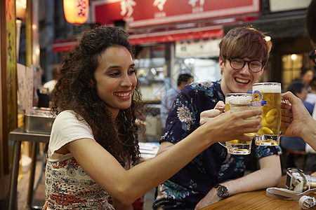 城市外国游客在喝啤酒图片