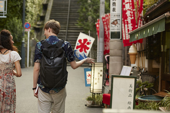 户外旅游的情侣图片