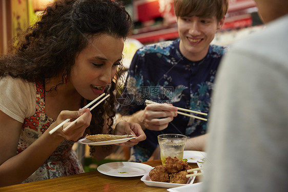 外国游客享受日本料理图片