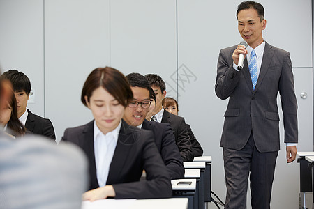 宣讲会上引导职员填写资料的男人图片